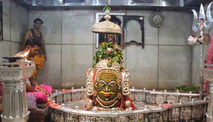 उज्जैनः बाबा महाकाल के दर्शन में अब जेब पर पड़ेगा दोगुना भार, प्रसादी भी हुई मंहगी उज्जैनः बाबा महाकाल के दर्शन में अब जेब पर पड़ेगा दोगुना भार, प्रसादी भी हुई मंहगी