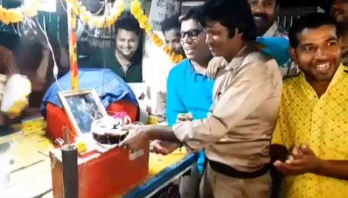 ये आईसक्रीम वाला है BIG-B का सबसे बड़ा फैन, हर साल उनके बर्थडे पर करता है ये नेक काम ये आईसक्रीम वाला है BIG-B का सबसे बड़ा फैन, हर साल उनके बर्थडे पर करता है ये नेक काम