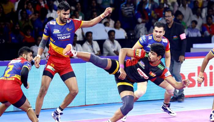 PKL 2019: यू योद्धा ने दिखाया शानदार खेल, आखिरी लीग मैच में बेंगलुरू बुल्स को दी मात PKL 2019: यू योद्धा ने दिखाया शानदार खेल, आखिरी लीग मैच में बेंगलुरू बुल्स को दी मात