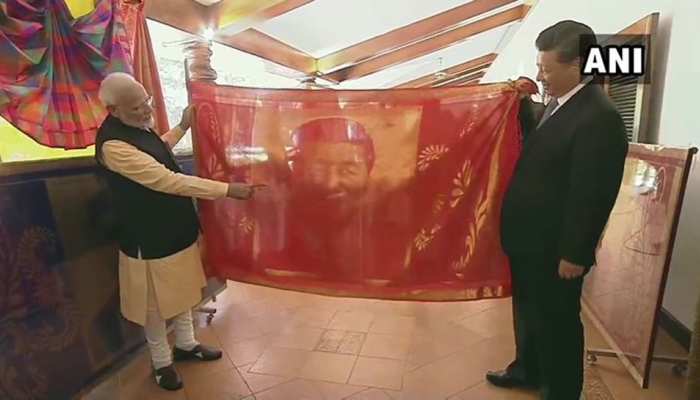 पीएम मोदी ने शी जिनपिंग को दिए तोहफे- सिल्क शॉल, पेंटिंग, 108 किलोग्राम भारी दीप पीएम मोदी ने शी जिनपिंग को दिए तोहफे- सिल्क शॉल, पेंटिंग, 108 किलोग्राम भारी दीप