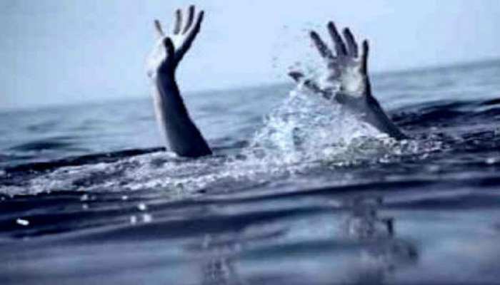 संतकबीर नगर: घाघरा नदी में नाव पलटी, 14 लोगों को बचाया, 4 लापता, रेस्क्यू जारी संतकबीर नगर: घाघरा नदी में नाव पलटी, 14 लोगों को बचाया, 4 लापता, रेस्क्यू जारी