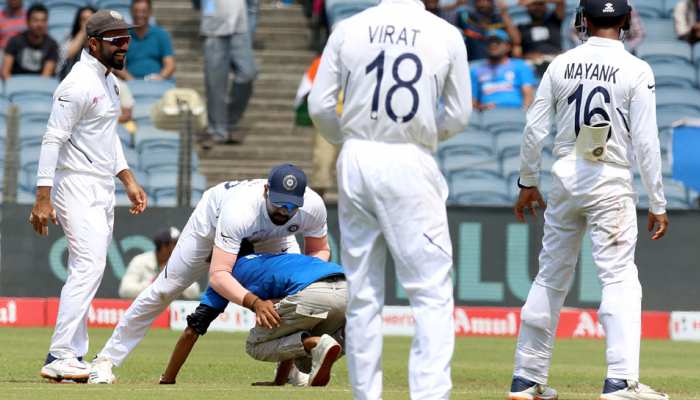 IND vs SA: फिर टूटा सुरक्षा घेरा, इस बार रोहित शर्मा का फैन पहुंचा मैदान के बीच IND vs SA: फिर टूटा सुरक्षा घेरा, इस बार रोहित शर्मा का फैन पहुंचा मैदान के बीच