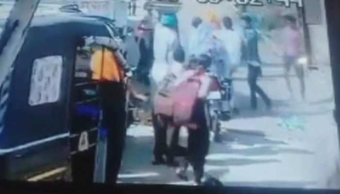 राजस्थान: अपने रुपये लेने पहुंची महिला को लेनदारों ने पीटा, मामला दर्ज राजस्थान: अपने रुपये लेने पहुंची महिला को लेनदारों ने पीटा, मामला दर्ज
