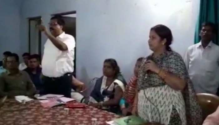 बिहार में बाढ़ पर बवाल, आपदा प्रबंधन की बैठक में CO और BDO ने मचाया हंगामा बिहार में बाढ़ पर बवाल, आपदा प्रबंधन की बैठक में CO और BDO ने मचाया हंगामा
