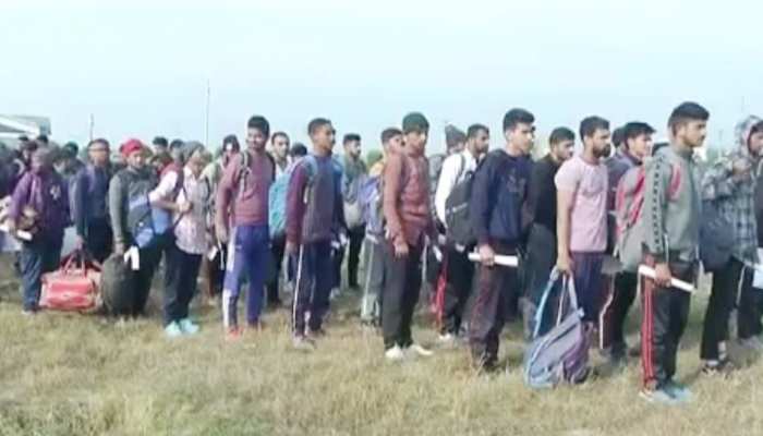 कश्मीर में चल रही है सेना की भर्ती, भारतीय फौज का हिस्सा बनने आतंकग्रस्त जिलों से पहुंचे हजारों युवा कश्मीर में चल रही है सेना की भर्ती, भारतीय फौज का हिस्सा बनने आतंकग्रस्त जिलों से पहुंचे हजारों युवा