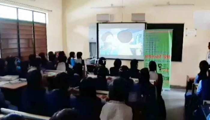 रतलाम में अब सरकारी स्कूलों में होगी LED टीवी से पढ़ाई, टीचर्स की कमी के चलते लिया फैसला रतलाम में अब सरकारी स्कूलों में होगी LED टीवी से पढ़ाई, टीचर्स की कमी के चलते लिया फैसला