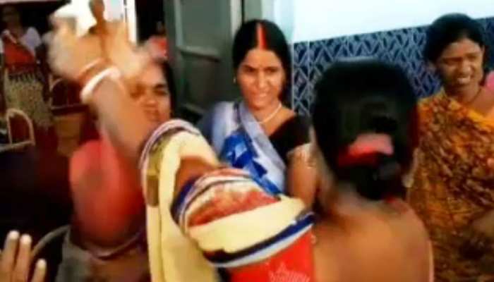 बिहार: बिहारशरीफ के अस्पताल में चला हाई वोल्टेज ड्रामा, दो आशा कार्यकर्ता ने चलाए लात-घूसे बिहार: बिहारशरीफ के अस्पताल में चला हाई वोल्टेज ड्रामा, दो आशा कार्यकर्ता ने चलाए लात-घूसे