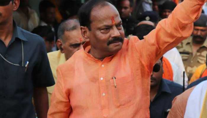चाईबासा: CM रघुवर दास का विपक्ष पर निशाना, कहा- कांग्रेस और जेएमएम ने सिर्फ झारखंड को लूटा चाईबासा: CM रघुवर दास का विपक्ष पर निशाना, कहा- कांग्रेस और जेएमएम ने सिर्फ झारखंड को लूटा