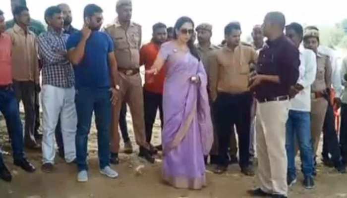 सांसद हेमा मालिनी पहुंची मथुरा, गोद लिए रावल गांव में किया विकास कार्यों का निरीक्षण सांसद हेमा मालिनी पहुंची मथुरा, गोद लिए रावल गांव में किया विकास कार्यों का निरीक्षण