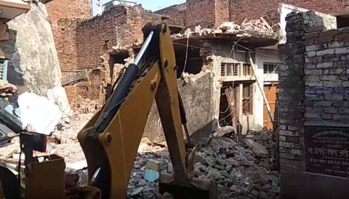 मऊ में बड़ा हादसा, सिलेंडर ब्लास्ट से गिरी 2 मंजिला इमारत, 13 लोगों की मौत, कई जख्मी मऊ में बड़ा हादसा, सिलेंडर ब्लास्ट से गिरी 2 मंजिला इमारत, 13 लोगों की मौत, कई जख्मी