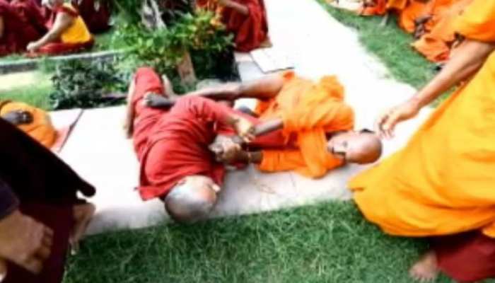 बोधगया: विशेष पूजा के दौरान आपस में भिड़े दो भिक्षु, काफी मुश्किलों के बाद कराया गया शांत बोधगया: विशेष पूजा के दौरान आपस में भिड़े दो भिक्षु, काफी मुश्किलों के बाद कराया गया शांत