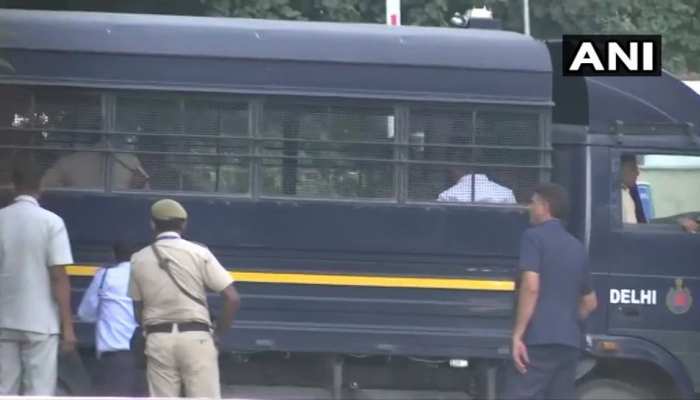 INX मीडिया मामला: पी चिदंबरम को लाया गया कोर्ट, ED की हिरासत में रहेंगे या नहीं तय करेगी अदालत INX मीडिया मामला: पी चिदंबरम को लाया गया कोर्ट, ED की हिरासत में रहेंगे या नहीं तय करेगी अदालत