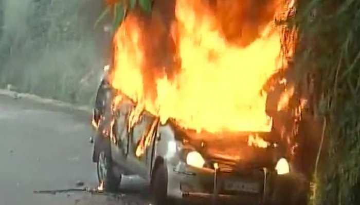 दरभंगा: चलती कार में लगी भीषण आग, किसी तरह लोगों ने बचाई जान दरभंगा: चलती कार में लगी भीषण आग, किसी तरह लोगों ने बचाई जान