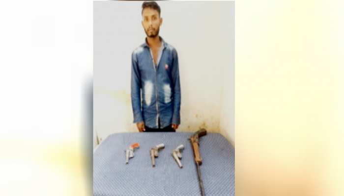 मुंगेर: पुलिस ने दो तस्करों को किया गिरफ्तार, भारी मात्रा में हथियारों को किया जब्त मुंगेर: पुलिस ने दो तस्करों को किया गिरफ्तार, भारी मात्रा में हथियारों को किया जब्त
