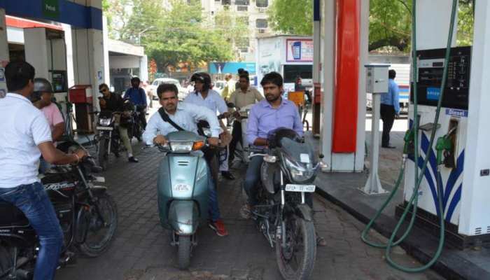 दो दिन की स्थिरता के बाद पेट्रोल-डीजल में फिर गिरावट, जानिए आज का भाव दो दिन की स्थिरता के बाद पेट्रोल-डीजल में फिर गिरावट, जानिए आज का भाव