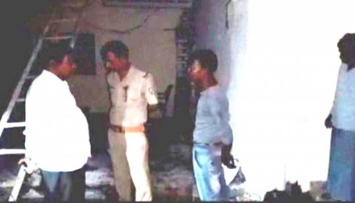 झांसी में दर्दनाक हादसा, मकान में लगी आग, जिंदा जलकर 4 लोगों की मौत झांसी में दर्दनाक हादसा, मकान में लगी आग, जिंदा जलकर 4 लोगों की मौत