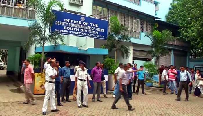 मुर्शिदाबाद ट्रिपल मर्डर: 1 हफ्ते बाद पुलिस की गिरफ्त में आया आरोपी, कबूला जुर्म मुर्शिदाबाद ट्रिपल मर्डर: 1 हफ्ते बाद पुलिस की गिरफ्त में आया आरोपी, कबूला जुर्म