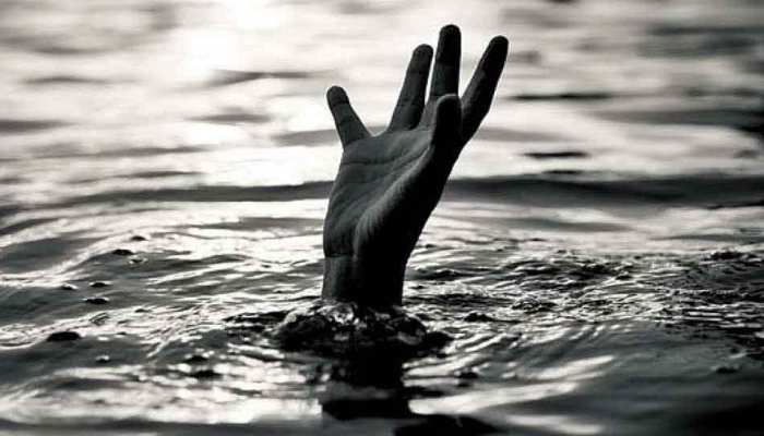 सागर: नदी में नहाने गई चार बच्चियां डूबीं, 3 की हुई मौत, एक को बचाया सागर: नदी में नहाने गई चार बच्चियां डूबीं, 3 की हुई मौत, एक को बचाया