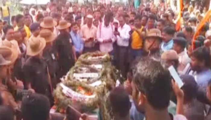 गुमला: पैत्रिक गांव में हुआ शहीद संतोष का अंतिम संस्कार, लगे 'पाकिस्तान मुर्दाबाद' के नारे गुमला: पैत्रिक गांव में हुआ शहीद संतोष का अंतिम संस्कार, लगे 'पाकिस्तान मुर्दाबाद' के नारे