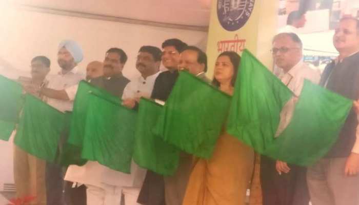 Railway ने यात्रियों को दिया बड़ा तोहफा, इन शहरों के लिए शुरू हुईं 10 ट्रेनें Railway ने यात्रियों को दिया बड़ा तोहफा, इन शहरों के लिए शुरू हुईं 10 ट्रेनें