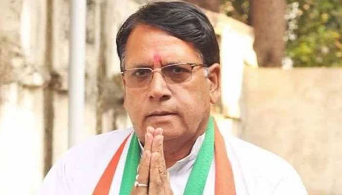 VIDEO: एमपी के मंत्री का विवादित बयान, सड़कों की तुलना हेमा मालिनी और कैलाश विजयवर्गीय के गाल से की VIDEO: एमपी के मंत्री का विवादित बयान, सड़कों की तुलना हेमा मालिनी और कैलाश विजयवर्गीय के गाल से की