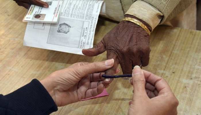 उत्तराखंड पंचायत चुनाव 2019: गांव की सरकार के लिए मतदाताओं में जोश, कर रहे हैं मतदान उत्तराखंड पंचायत चुनाव 2019: गांव की सरकार के लिए मतदाताओं में जोश, कर रहे हैं मतदान