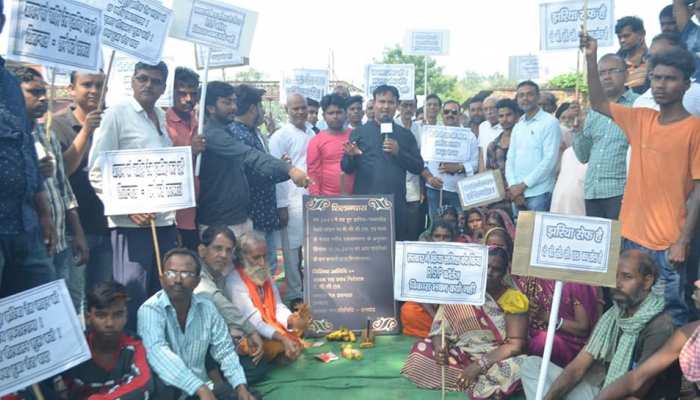 झारखंड: 17 साल में भी चालू नहीं हुई रेल लाइन, शिलान्यास कर लोगों ने जतायी नाराजगी झारखंड: 17 साल में भी चालू नहीं हुई रेल लाइन, शिलान्यास कर लोगों ने जतायी नाराजगी