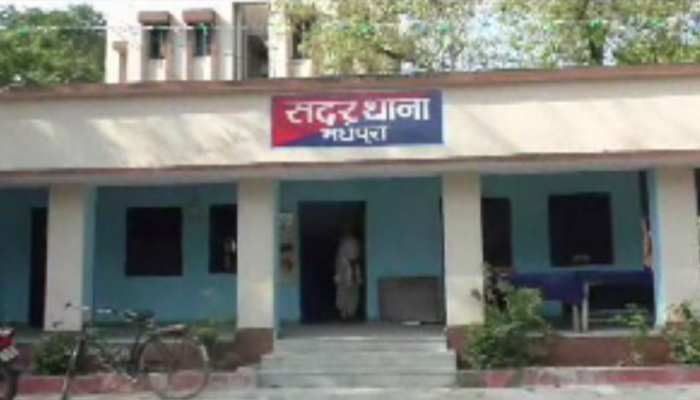 मधेपुरा: दारोगा पर लगा रिश्वत नहीं देने पर पिटाई करवाने का आरोप, ऑडियो वायरल मधेपुरा: दारोगा पर लगा रिश्वत नहीं देने पर पिटाई करवाने का आरोप, ऑडियो वायरल