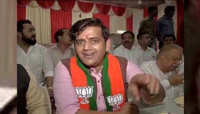 महाराष्ट्र में प्रचार करने पहुंचे रवि किशन ने कहा, 'बीजेपी को वोट, मतलब पाकिस्तान को चोट' महाराष्ट्र में प्रचार करने पहुंचे रवि किशन ने कहा, 'बीजेपी को वोट, मतलब पाकिस्तान को चोट'