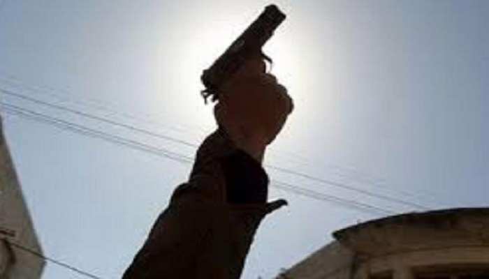 मुजफ्फरपुर: वर्दी के नशे में ASI भूला फर्ज, बार- बालाओं को डांस करते देख लहराने लगा पिस्टल मुजफ्फरपुर: वर्दी के नशे में ASI भूला फर्ज, बार- बालाओं को डांस करते देख लहराने लगा पिस्टल