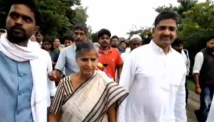 किशनगंज: जनता को संबोधित नहीं कर पा रही हैं 72 साल की कांग्रेस उम्मीदवार, BJP ने कसा तंज किशनगंज: जनता को संबोधित नहीं कर पा रही हैं 72 साल की कांग्रेस उम्मीदवार, BJP ने कसा तंज
