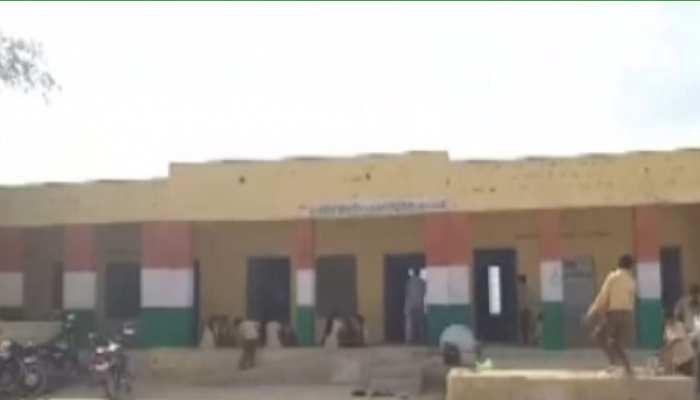जैसलमेर के स्कूल में 1 रूम में चलती हैं 2 क्लास, कलेक्टर से शिकायत के बाद भी नहीं लिया एक्शन जैसलमेर के स्कूल में 1 रूम में चलती हैं 2 क्लास, कलेक्टर से शिकायत के बाद भी नहीं लिया एक्शन