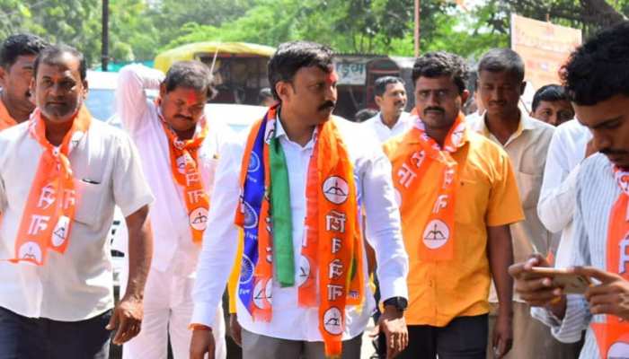 महाराष्ट्र: प्रचार के दौरान शिवसेना सांसद पर चाकू से हमला, हमलावर फरार महाराष्ट्र: प्रचार के दौरान शिवसेना सांसद पर चाकू से हमला, हमलावर फरार