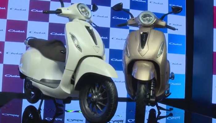 Bajaj Chetak Launch: 13 साल बाद फिर लॉन्च हुआ 'चेतक', देखिए कैसा है लुक Bajaj Chetak Launch: 13 साल बाद फिर लॉन्च हुआ 'चेतक', देखिए कैसा है लुक
