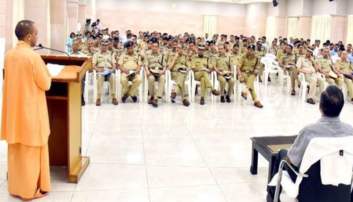 CM योगी बोले- 'पुलिस महज चालान काटने को लक्ष्य न बनाए, जागरूकता भी जरूरी है' CM योगी बोले- 'पुलिस महज चालान काटने को लक्ष्य न बनाए, जागरूकता भी जरूरी है'
