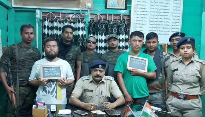 असम: रॉयल बंगाल टाइगर की खाल और हड्डियों के साथ 2 अंतर्राष्ट्रीय तस्कर गिरफ्तार असम: रॉयल बंगाल टाइगर की खाल और हड्डियों के साथ 2 अंतर्राष्ट्रीय तस्कर गिरफ्तार
