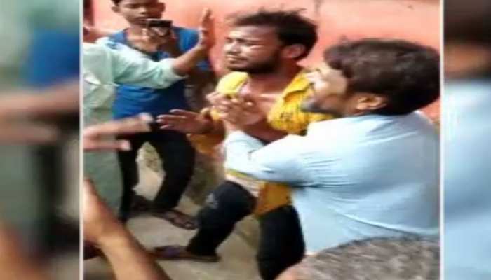 सुपौल: चोरी के आरोप में भीड़ ने युवक को पीटा, जांच में जुटी पुलिस सुपौल: चोरी के आरोप में भीड़ ने युवक को पीटा, जांच में जुटी पुलिस