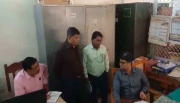 बस्ती: DM ने किया औचक निरीक्षण, 150 से ज्यादा कर्मचारी मिले लेटलतीफ, नोटिस जारी बस्ती: DM ने किया औचक निरीक्षण, 150 से ज्यादा कर्मचारी मिले लेटलतीफ, नोटिस जारी