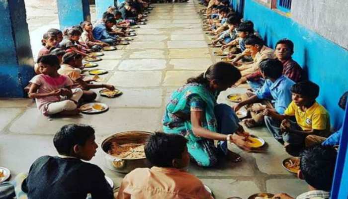 बिहार: पूर्णिया के स्कूल के मिड डे मील में निकला कीड़ा, परिजनों-बच्चों ने किया हंगामा बिहार: पूर्णिया के स्कूल के मिड डे मील में निकला कीड़ा, परिजनों-बच्चों ने किया हंगामा
