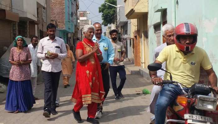 चुनावी रंग: हरियाणा की पहली मंगलमुखी पार्षद भी चुनावी मैदान में, अनोखे ढंग से कर रहीं प्रचार चुनावी रंग: हरियाणा की पहली मंगलमुखी पार्षद भी चुनावी मैदान में, अनोखे ढंग से कर रहीं प्रचार