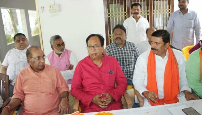बागियों को मनाने सीवान पहुंचे बिहार BJP अध्यक्ष, NDA प्रत्याशी की जीत का किया दावा बागियों को मनाने सीवान पहुंचे बिहार BJP अध्यक्ष, NDA प्रत्याशी की जीत का किया दावा