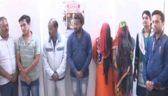 अब तक 2 दर्जन से ज्यादा शादी कर चुकी है यह लुटेरी दुल्हन, लोगों को लगा चुकी है करोड़ों की चपत अब तक 2 दर्जन से ज्यादा शादी कर चुकी है यह लुटेरी दुल्हन, लोगों को लगा चुकी है करोड़ों की चपत