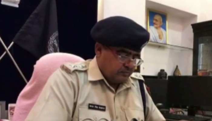बांसवाड़ा SP ने करवाचौथ पर महिला पुलिसकर्मियों को दिया ऐसा तोहफा, हर तरफ हो रही वाहवाही बांसवाड़ा SP ने करवाचौथ पर महिला पुलिसकर्मियों को दिया ऐसा तोहफा, हर तरफ हो रही वाहवाही