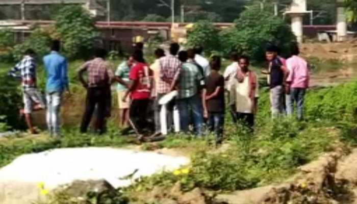 जामताड़ा: तालाब में शव मिलने से मची सनसनी, जांच में जुटी पुलिस जामताड़ा: तालाब में शव मिलने से मची सनसनी, जांच में जुटी पुलिस