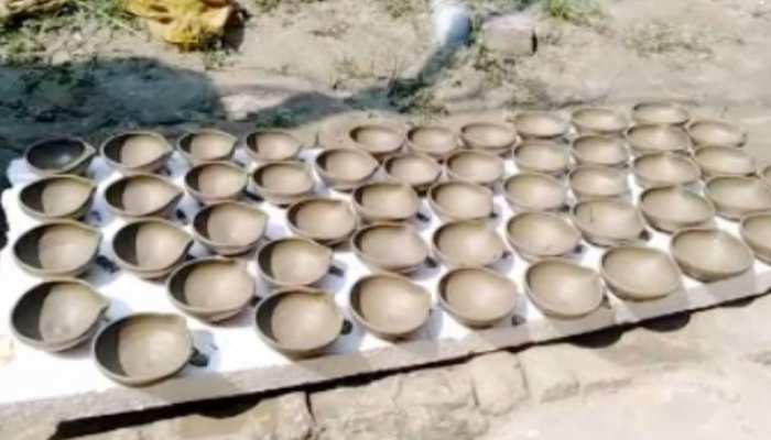 सीवान: दो सालों में बढ़ी है मिट्टी के दीयों की डिमांड, लेकिन पैसे नहीं मिलने से कुम्हार परेशान सीवान: दो सालों में बढ़ी है मिट्टी के दीयों की डिमांड, लेकिन पैसे नहीं मिलने से कुम्हार परेशान
