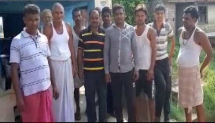 देवघर: FIR के बाद गांव छोड़ने को मजबुर हुए किसान, ये है बड़ी वजह देवघर: FIR के बाद गांव छोड़ने को मजबुर हुए किसान, ये है बड़ी वजह