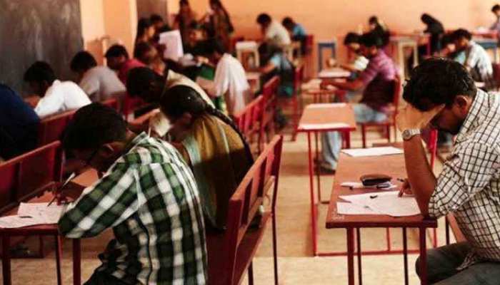 मध्य प्रदेश में शिक्षकों ने किताब खोलकर दी परीक्षा, फिर भी फेल हो गए 70 टीचर मध्य प्रदेश में शिक्षकों ने किताब खोलकर दी परीक्षा, फिर भी फेल हो गए 70 टीचर