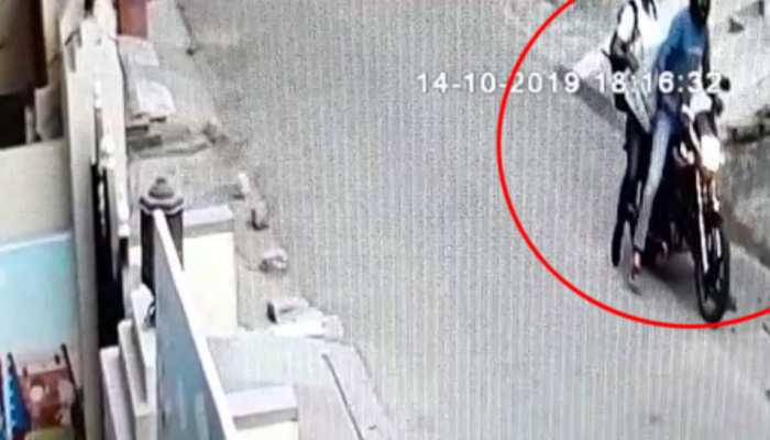 राजस्थान: घर में घुसकर 17 लाख की चोरी कर फरार हुआ आरोपी, मामले में पुलिस के हाथ अब तक खाली राजस्थान: घर में घुसकर 17 लाख की चोरी कर फरार हुआ आरोपी, मामले में पुलिस के हाथ अब तक खाली