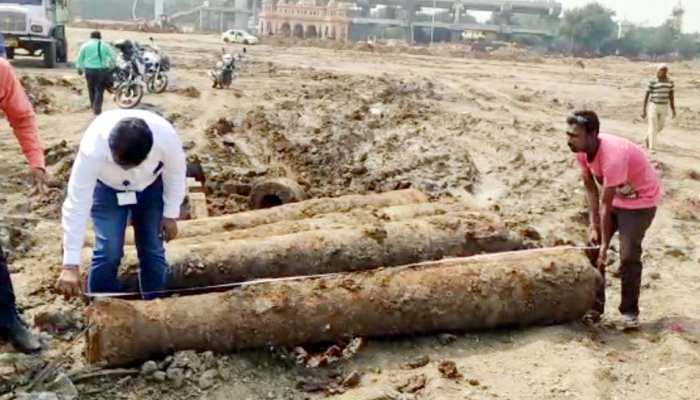 बच्चे जिस कस्तुरचंद पार्क में मचाते थे धमा-चौकड़ी, खोदा तो निकलीं 4 तोपें बच्चे जिस कस्तुरचंद पार्क में मचाते थे धमा-चौकड़ी, खोदा तो निकलीं 4 तोपें