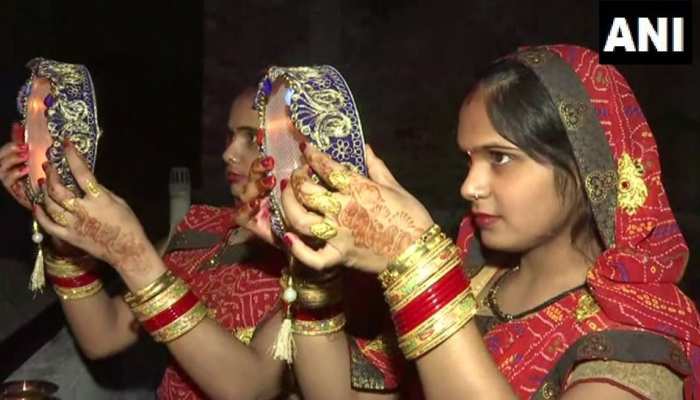 karwa chauth 2019: देश-दुनिया में मना करवाचौथ, तस्वीरों में देखें शिल्पा-रवीना कैसी दिखीं सजी-धजी karwa chauth 2019: देश-दुनिया में मना करवाचौथ, तस्वीरों में देखें शिल्पा-रवीना कैसी दिखीं सजी-धजी